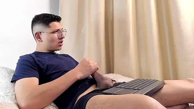 Snapshot of a_lejandro_0_8 chatting on 02/07/25, 10:19 a lejandro 0 8 online show from 02/07/25, 10:19