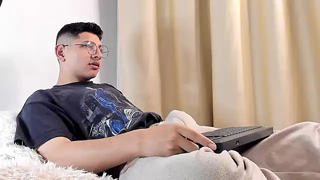 Snapshot of a_lejandro_0_8 chatting on 02/08/25, 06:33 a lejandro 0 8 online show from 02/08/25, 06:33