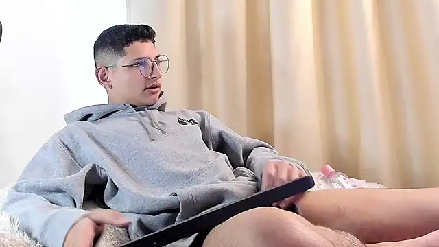 Snapshot of a_lejandro_0_8 chatting on 02/09/25, 01:03 a lejandro 0 8 online show from 02/09/25, 01:03