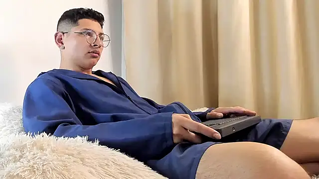 Snapshot of a_lejandro_0_8 chatting on 02/10/25, 03:03 a lejandro 0 8 online show from 02/10/25, 03:03