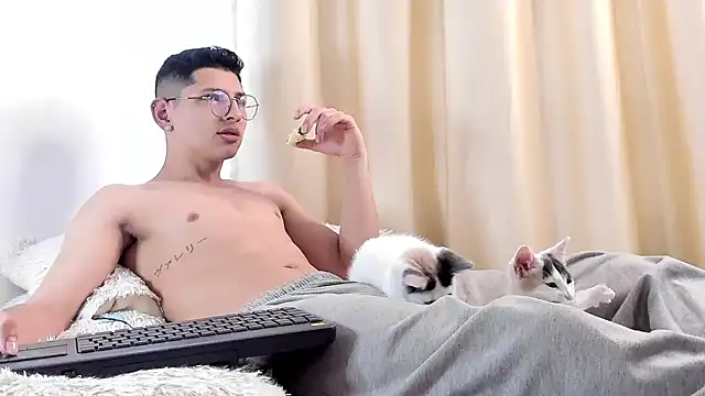 Snapshot of a_lejandro_0_8 chatting on 02/10/25, 03:21 a lejandro 0 8 online show from 02/10/25, 03:21