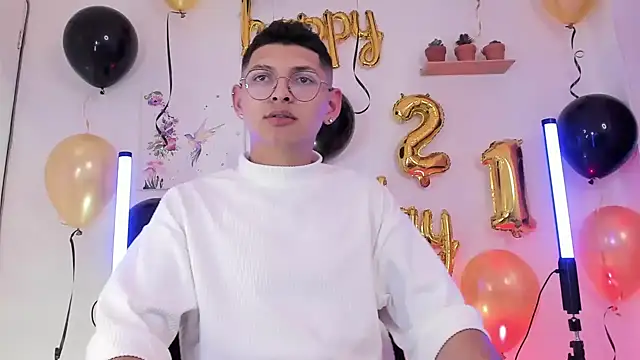 Snapshot of a_lejandro_0_8 chatting on 02/18/25, 10:58 a lejandro 0 8 online show from 02/18/25, 10:58