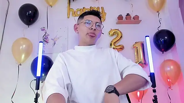 Snapshot of a_lejandro_0_8 chatting on 02/19/25, 02:01 a lejandro 0 8 online show from 02/19/25, 02:01