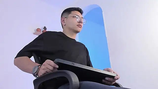 Snapshot of a_lejandro_0_8 chatting on 02/27/25, 05:13 a lejandro 0 8 online show from 02/27/25, 05:13