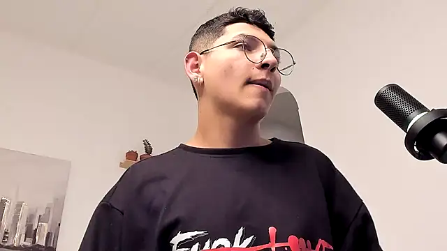 Snapshot of a_lejandro_0_8 chatting on 03/07/25, 10:10 a lejandro 0 8 online show from 03/07/25, 10:10