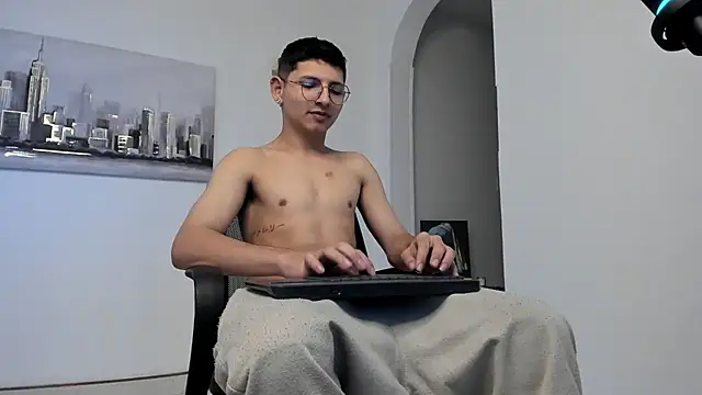 Snapshot of a_lejandro_0_8 chatting on 03/08/25, 05:28 a lejandro 0 8 online show from 03/08/25, 05:28