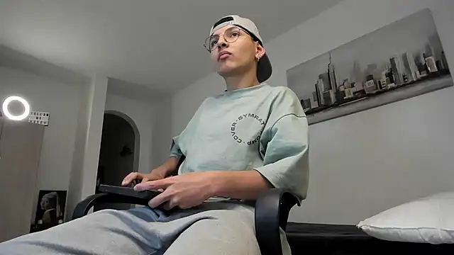 Snapshot of a_lejandro_0_8 chatting on 03/11/25, 06:21 a lejandro 0 8 online show from 03/11/25, 06:21