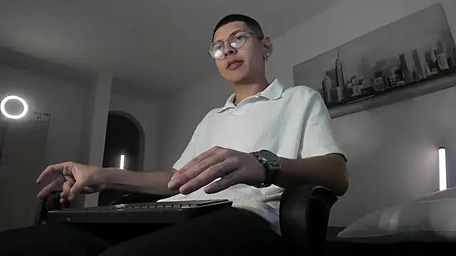 Snapshot of a_lejandro_0_8 chatting on 03/16/25, 07:48 a lejandro 0 8 online show from 03/16/25, 07:48