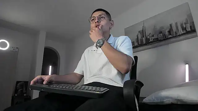 Snapshot of a_lejandro_0_8 chatting on 03/16/25, 10:55 a lejandro 0 8 online show from 03/16/25, 10:55