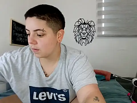 Snapshot of aron_lettone01 chatting on 10/24/25, 10:28 aron lettone01 online show from 10/24/25, 10:28
