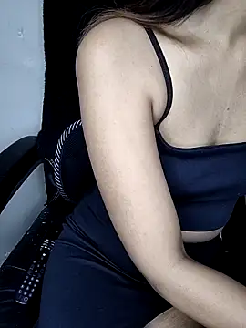 Snapshot of Leeeezzzz_roy chatting on 11/25/25, 08:20 Leeeezzzz roy online show from 11/25/25, 08:20