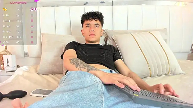 Snapshot of 1m_Joel chatting on 12/18/24, 04:42 1m Joel online show from 12/18/24, 04:42