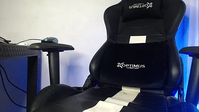 Snapshot of Plug_Control chatting on 09/13/25, 05:29 Plug Control online show from 09/13/25, 05:29