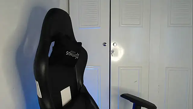 Snapshot of Plug_Control chatting on 09/15/25, 02:17 Plug Control online show from 09/15/25, 02:17