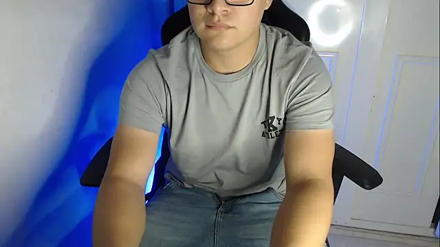 Snapshot of Plug_Control chatting on 09/19/25, 05:20 Plug Control online show from 09/19/25, 05:20