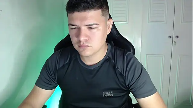 Snapshot of Plug_Control chatting on 09/22/25, 03:14 Plug Control online show from 09/22/25, 03:14