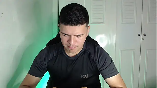 Snapshot of Plug_Control chatting on 09/23/25, 02:31 Plug Control online show from 09/23/25, 02:31