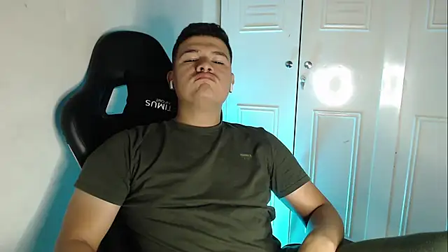 Snapshot of Plug_Control chatting on 09/25/25, 04:27 Plug Control online show from 09/25/25, 04:27