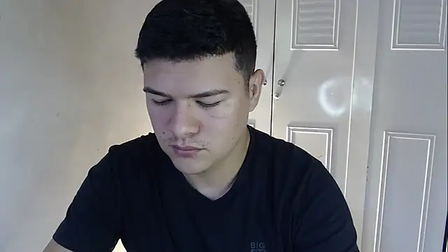 Snapshot of Plug_Control chatting on 09/30/25, 07:19 Plug Control online show from 09/30/25, 07:19