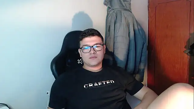 Snapshot of Plug_Control chatting on 12/19/25, 04:36 Plug Control online show from 12/19/25, 04:36