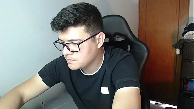 Snapshot of Plug_Control chatting on 12/22/25, 05:43 Plug Control online show from 12/22/25, 05:43