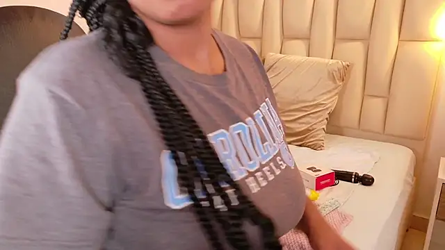 lia mariana online show from 11/16/25, 10:04