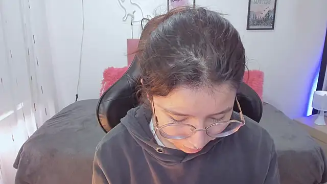 Amy joones online show from 11/10/25, 01:10