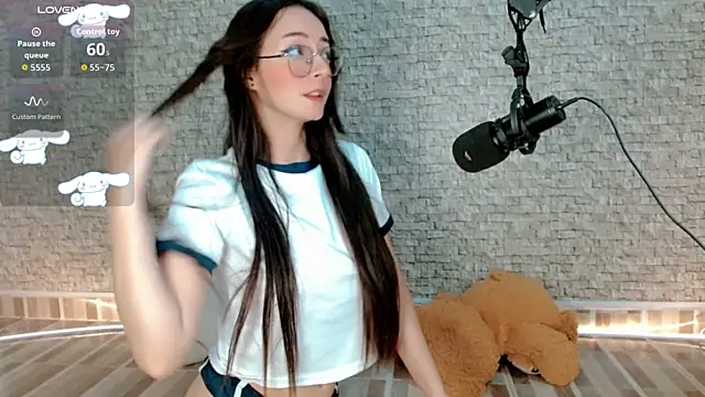 Snapshot of emma_unu chatting on 04/17/26, 02:47 emma unu online show from 04/17/26, 02:47