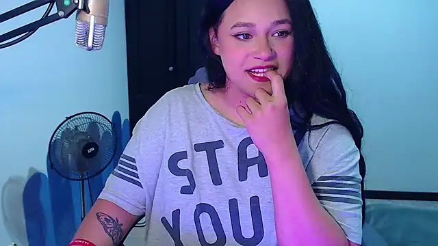 Snapshot of Luciernaga18 chatting on 10/11/25, 01:49 Luciernaga18 online show from 10/11/25, 01:49