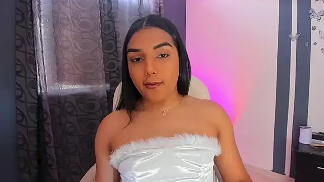 Snapshot of CandyLatinHott chatting on 12/23/24, 05:00 CandyLatinHott online show from 12/23/24, 05:00