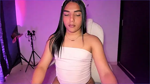 Snapshot of CandyLatinHott chatting on 10/13/25, 11:16 CandyLatinHott online show from 10/13/25, 11:16