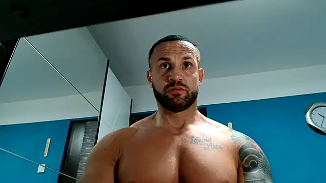 Snapshot of Magnificmuscles89 chatting on 03/15/25, 08:32 Magnificmuscles89 online show from 03/15/25, 08:32