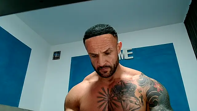 Snapshot of Magnificmuscles89 chatting on 10/19/25, 09:48 Magnificmuscles89 online show from 10/19/25, 09:48