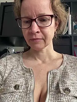 AnnikaRose online show from 04/13/26, 06:52