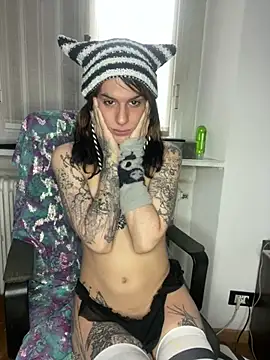 Snapshot of giuli_zerozero chatting on 01/09/25, 02:51 giuli zerozero online show from 01/09/25, 02:51