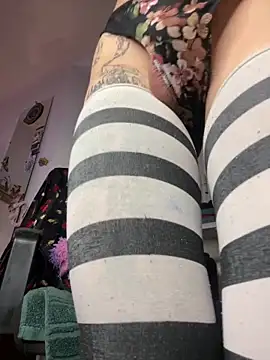 Snapshot of giuli_zerozero chatting on 02/14/25, 03:15 giuli zerozero online show from 02/14/25, 03:15