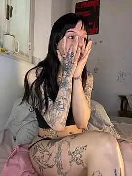 Snapshot of giuli_zerozero chatting on 03/18/26, 10:18 giuli zerozero online show from 03/18/26, 10:18