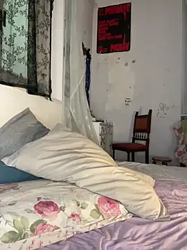 Snapshot of giuli_zerozero chatting on 03/30/26, 03:24 giuli zerozero online show from 03/30/26, 03:24