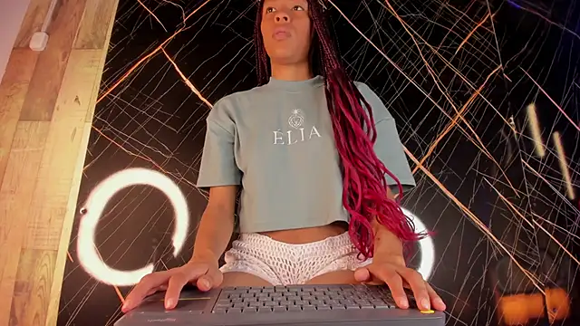 Snapshot of Kloe_Suarez_ chatting on 11/17/25, 07:30 Kloe Suarez online show from 11/17/25, 07:30