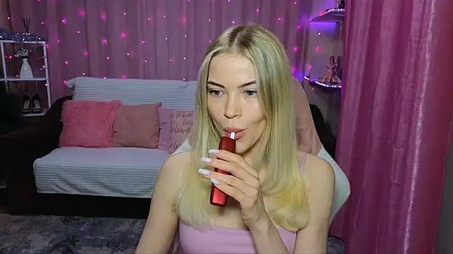 Snapshot of EmmyMills chatting on 12/02/24, 06:10 EmmyMills online show from 12/02/24, 06:10