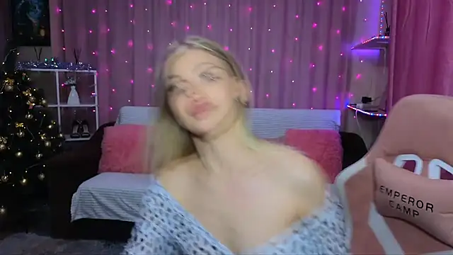 Snapshot of EmmyMills chatting on 12/13/24, 10:23 EmmyMills online show from 12/13/24, 10:23