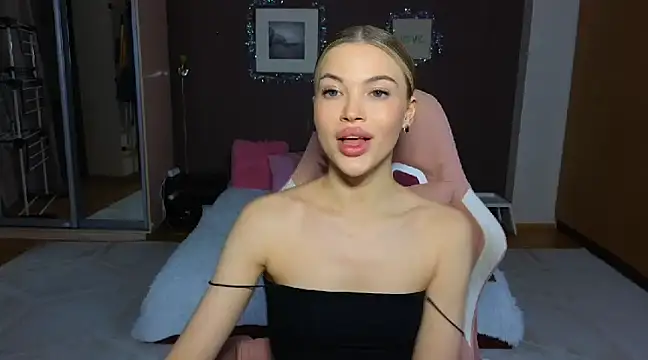 Snapshot of EmmyMills chatting on 01/04/25, 08:27 EmmyMills online show from 01/04/25, 08:27