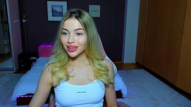 Snapshot of EmmyMills chatting on 02/19/25, 06:10 EmmyMills online show from 02/19/25, 06:10