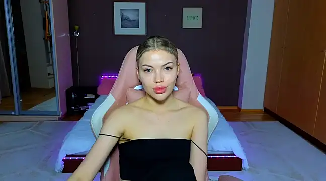 Snapshot of EmmyMills chatting on 03/04/25, 10:05 EmmyMills online show from 03/04/25, 10:05