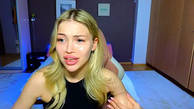 Snapshot of EmmyMills chatting on 03/23/25, 12:47 EmmyMills online show from 03/23/25, 12:47