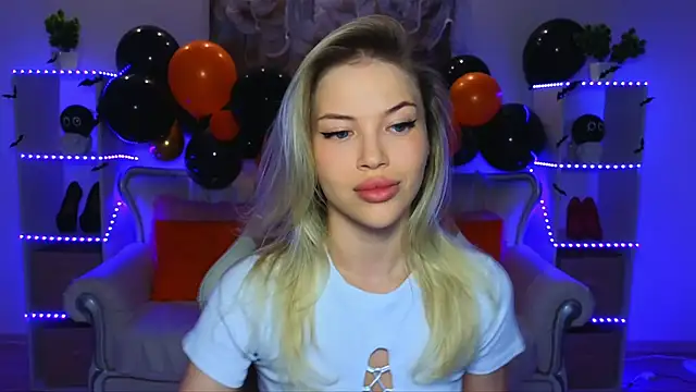 Snapshot of EmmyMills chatting on 10/28/25, 09:17 EmmyMills online show from 10/28/25, 09:17