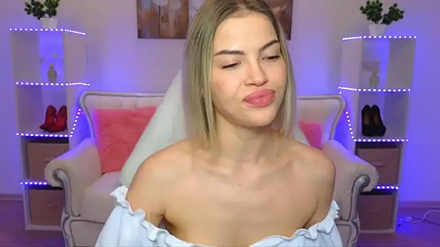 Snapshot of EmmyMills chatting on 11/29/25, 02:09 EmmyMills online show from 11/29/25, 02:09