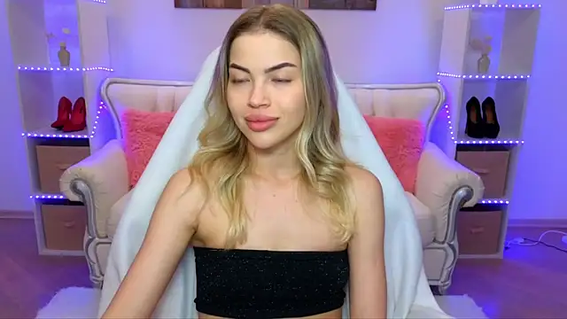 Snapshot of EmmyMills chatting on 12/02/25, 08:04 EmmyMills online show from 12/02/25, 08:04