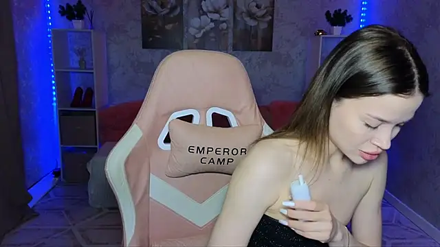Snapshot of EmmyMills chatting on 05/02/26, 08:58 EmmyMills online show from 05/02/26, 08:58