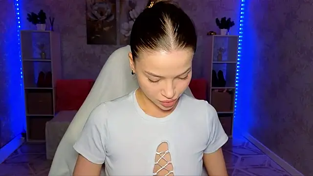 Snapshot of EmmyMills chatting on 05/24/26, 09:42 EmmyMills online show from 05/24/26, 09:42